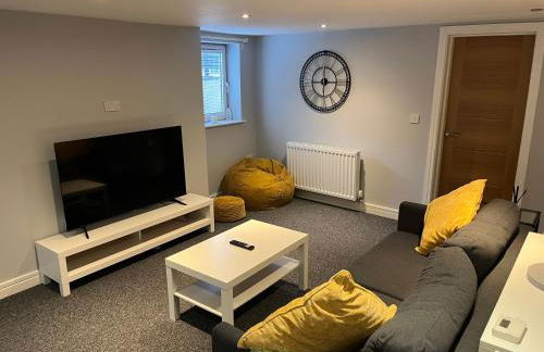 Stylish 1 Bedroom, 2 bed Basement Flat With Free Parking - Photo 10