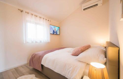 Gorgeous Pool Villa with a fenced garden - Photo 18