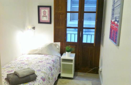 Superb Central Market Apt - Photo 14