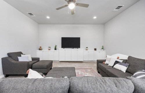 Spacious Home with Private Pool - Photo 5