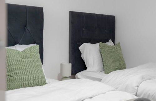 Free Parking - Sleeps 6 - Central - New Interior - Photo 5