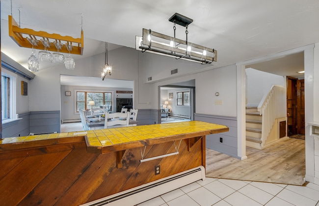 Killington Mountain Home! HotTub & 5 min to Skiing! 3 Bedroom Home by RedAwning - Foto 11