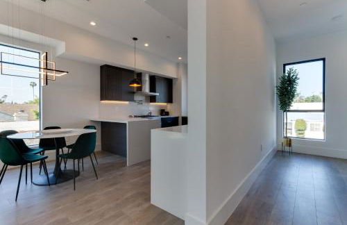 Modern 5 Bedroom Masterpiece With Rooftop Deck - Photo 37