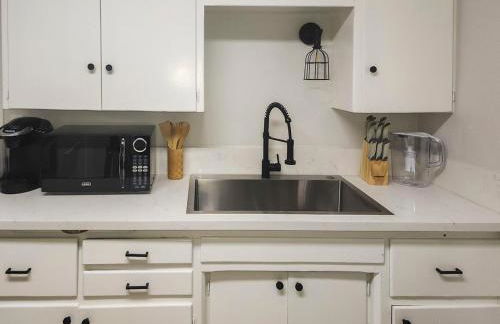 Relaxing Cozy Back House with Backyard - Foto 4