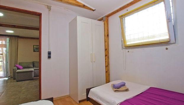 House 1422 - Photo 5, Room