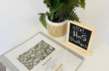 House of Shells, beautiful garden, fenced yard, dog friendly, fire pit! - Foto 5