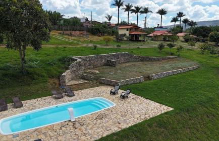 Chalés Vila Carrancas - Ao lado do centro com piscina, cozinha completa e muita tranquilidade - Foto 36