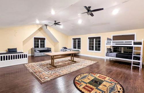 The Athena Hideaway - hottub, firepit, lake & racetrack - Foto 32