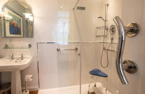 Stunning Apartment in Victorian Villa with Garden - Photo 22