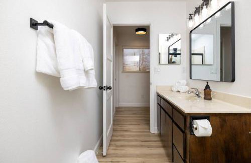 Updated & Spacious 2 BR with Free WiFi - Foto 29