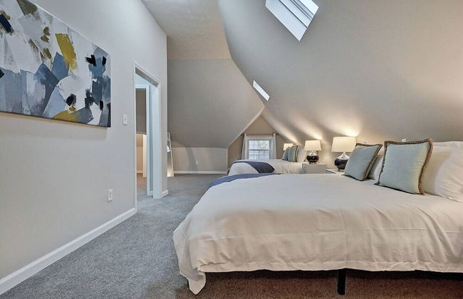 Spacious 6BR/3BA House w/ Parking! Sleeps 20! - Foto 15