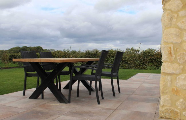 Cozy Garden Home w/ Fireplace - Photo 31