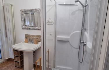 CITY HOUSE & FREE PARKING by Perry-Holiday moderno, panoramico e comodo fino a 6 ospiti - Foto 51