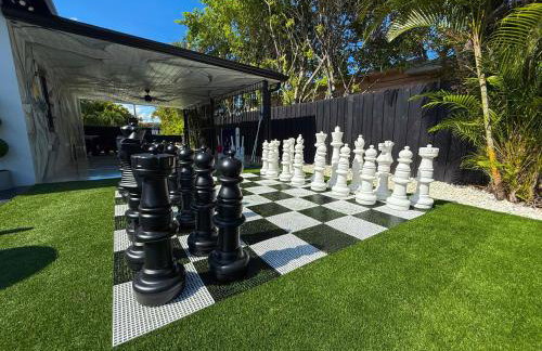 The LuxeLanding MIA- Swimming pool, Oasis Lounge, Mini Golf, BBQ and Hibachi Grill , and Outdoor Games - Photo 29
