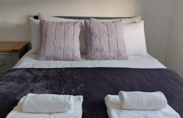 Beautiful 4-Bedroom House with Private Garden & Parking - Foto 8