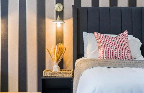 #111 New Farm with hot tub and Sauna - Sleeps 18 - Near Elmore Park - " Perfect for Contractors and Families - Parking space for 10 cars" - Foto 10