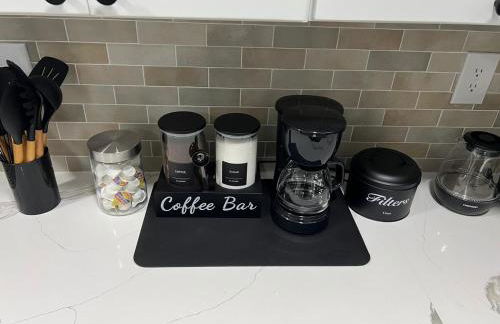 Modern Basement Retreat 2BR King suite - Foto 28