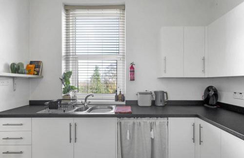 Bright Apartment w Parking & Distant Sea Views - Foto 6