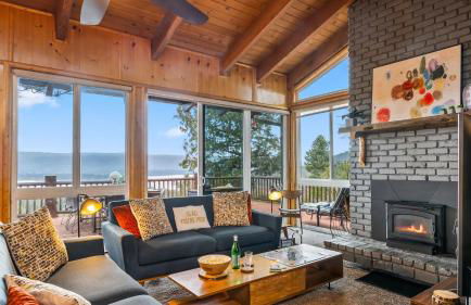 Scenic North Shore Stay w Games Near Snow Summit Lakeview Lodge by AvantStay - Foto 1