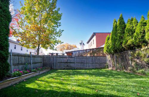 Walk Everywhere | 2-Bedroom House w/ Backyard - Foto 26