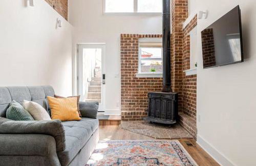 Entire 2-Story Garden Loft Apt with Parking, walk to Metro, Zoo, 2 mi from White House - Photo 2