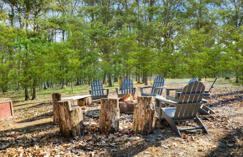 Cabin w hot tub & kayaks by river - Foto 33