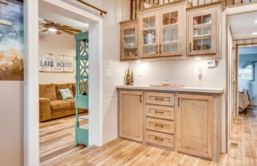 Walk to Lake Beaches Cabin with Patio in Belmont! - Foto 6