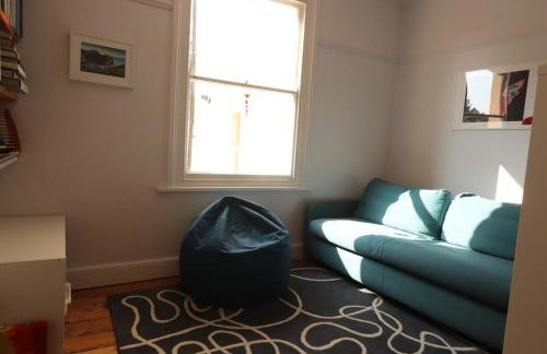 Bright Two Bedroom House with Parking and Garden - Foto 10