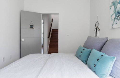 Urban Architectural Retreat with Rooftop Deck & Fi - Foto 7