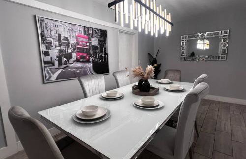 Luxurious Westchester Home Near Miami Clinics - Photo 1