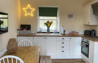 Unique Stay on an Alpaca Therapy Farm with Miniature Donkeys North Wales - Foto 1