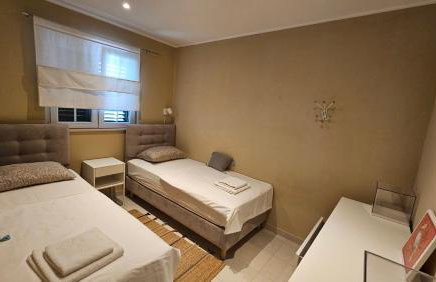 Red House Apartment With Swimming Pool - Photo 13