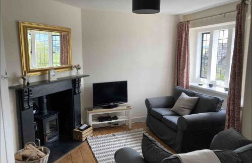 Cosy Arts & Crafts Cottage with stunning views - Photo 12