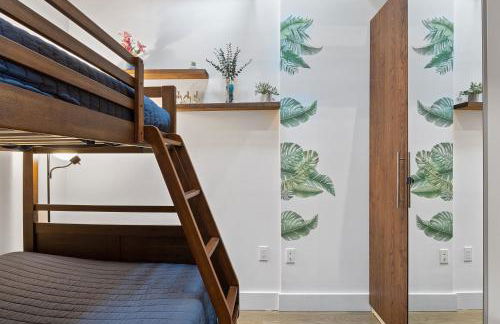 Chic Penthouse with bus stop at doorstep - 15 Minutes to NYC - Foto 33