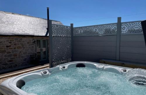 Distillers Cottage, Peaceful rural retreat in Lanarkshire, onsite craft distillery, hot tub, bbq hut, central for exploring Scotland - Photo 7