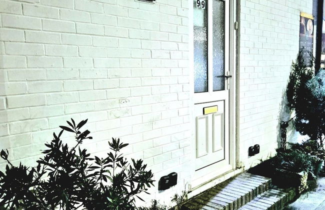 Seaside Bliss Apartment for Style and Comfort - Photo 32