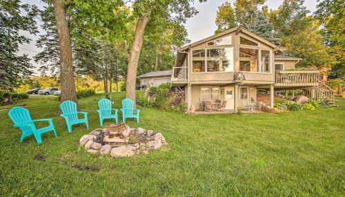 Cedar Lake Retreat with Boathouse and Dock! - Foto 1