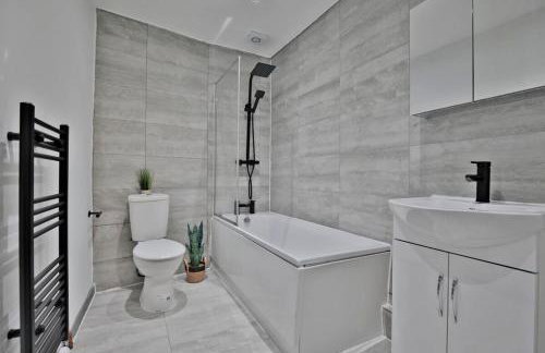 Freckleton House in Town Centre, near Blackpool, Sleeps 6, Free Parking - By NMB Property - Photo 5