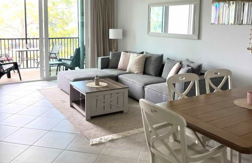 Stylish 3rd-Floor Condo with Golf Course Views - Foto 10