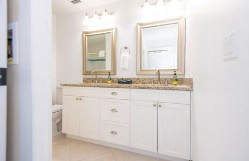 Coastal 2BD Beach Access Condo - Steps to Ocean - Foto 8