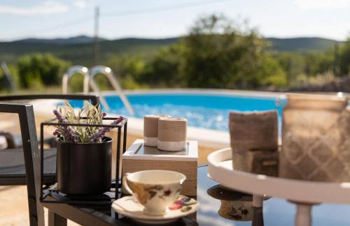 Serene Retreat Holiday Home With Pool - Foto 27