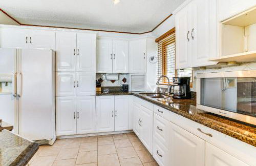 Love Lake Retreat with Hot Tub in New Richmond! - Foto 11