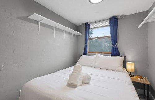 Upscale 2 Story Apartment with 8 beds and Free Parking, walkable to S Highland ave - Foto 34