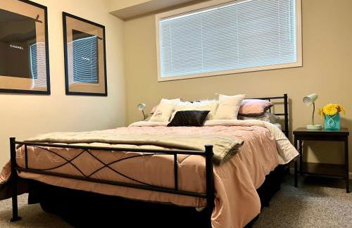 Designer Themed 4 Bedroom in Best Location with Patio and Fireplace - Foto 26