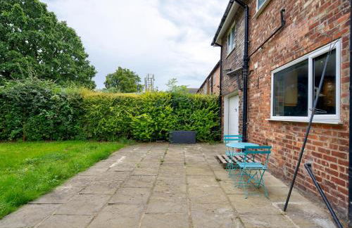 Spacious Heald Green Home with Free Parking - Pass the Keys - Photo 28