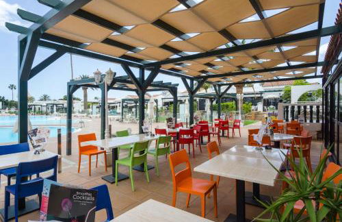 Modern Oasis with Sun & Style 3 Pools AC WiFi - Photo 29