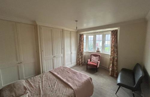 Eastcote London Retreat 3 min walk to Tube 30 min to central London , Free parking 3 cars, Private 1st Floor 2 Bedroom Suite 2 smart TVs with Fully Equipped Kitchen and Bathroom - Foto 13