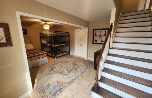 Large near Shops/Dining & easy access to freeway - Foto 44