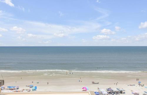 New dog-friendly Listing! Updated direct oceanfront with spacious balcony and heated pool - Foto 40