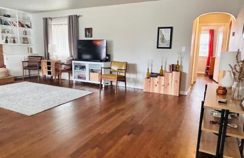 Celebration Chalet! Quant, cozy, a few blocks from BSU and close to downtown Boise, Fireplace, 4 beds, and seating for 6 Pets Welcome! - Photo 3